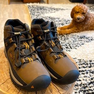 New Keen Hiking Boots
